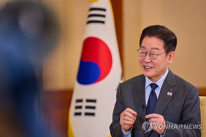 이재명 대통령, 일본 NHK와 인터뷰 (서울=연합뉴스) 이재명 대통령이 한일 정상회담을 하루 앞둔 12일 청와대에서 일본 NHK와 인터뷰를 하고 있다. 2026.1.12 [청와대 제공. 재판매 및 DB 금지] photo@yna.co.kr