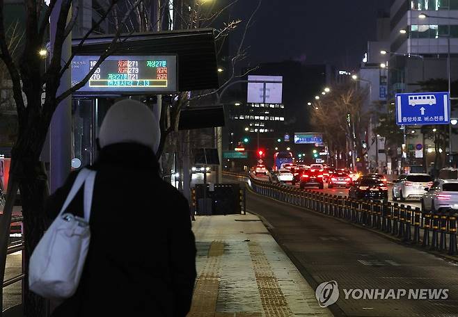 오지않는 버스 (서울=연합뉴스) 신준희 기자 =  서울 시내버스 노동조합이 무기한 전면파업에 돌입한 13일 오전 서울 시내의 한 버스정류장에 도착정보가 표시돼 있다. 2026.1.13 hama@yna.co.kr