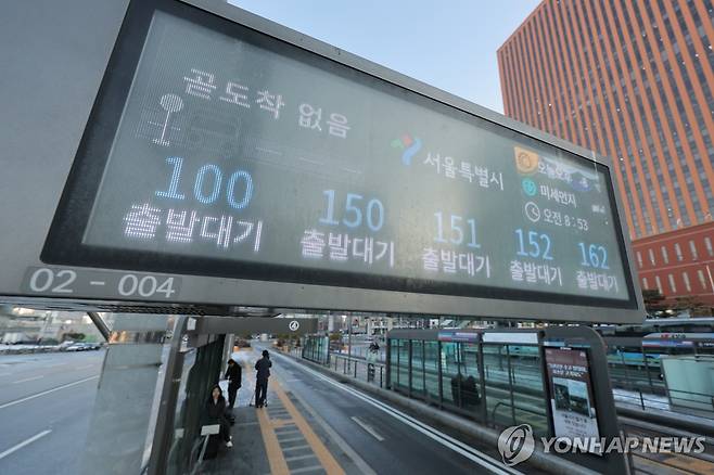 시내버스는 차고지에 (서울=연합뉴스) 류영석 기자 = 서울 시내버스 노동조합이 무기한 전면파업에 돌입한 13일 서울역 버스환승센터 전광판에 각 노선버스의 위치가 '출발대기'로 표시되고 있다. 2026.1.13 ondol@yna.co.kr