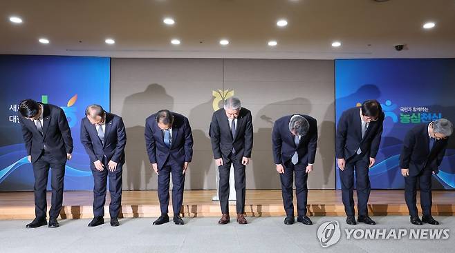 농협중앙회 대국민 사과 (서울=연합뉴스) 김주형 기자 = 강호동 농협중앙회장과 농협 임직원들이 13일 서울 중구 농협중앙회에서 농림축산식품부가 지난 8일 발표한 농협중앙회에 대한 특별감사 중간 결과와 관련해 대국민 사과 인사를 하고 있다. 2026.1.13 kjhpress@yna.co.kr