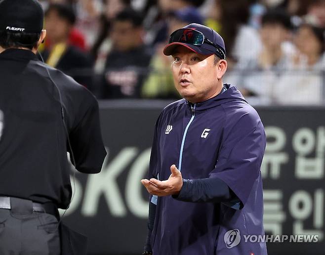 마운드로 향하는 주형광 코치 (광주=연합뉴스) 조남수 기자 = 15일 광주기아챔피언스필드에서 열린 프로야구 롯데 자이언츠와 KIA 타이거즈의 경기. 롯데 주형광 투수코치가 6회말에 투수 교체를 위해 마운드로 향하며 주심에게 볼을 건네받고 있다. 2025.5.15 iso64@yna.co.kr