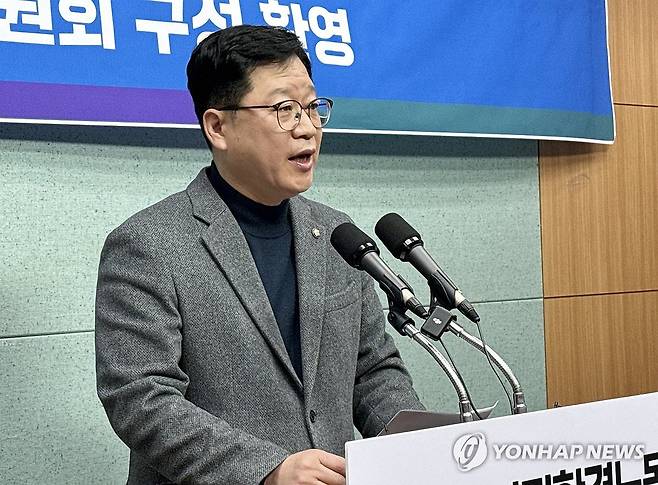 기자회견하는 안호영 의원 (전주=연합뉴스) 임채두 기자 = 더불어민주당 안호영 의원이 13일 전북특별자치도의회에서 반도체 산업과 관련한 기자회견을 하고 있다. 2026.1.13 doo@yna.co.kr