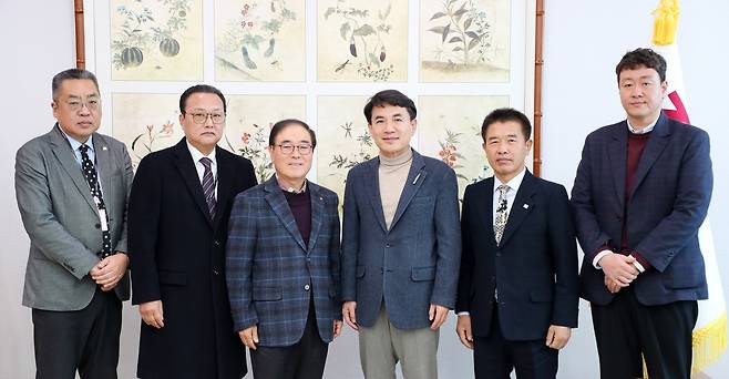 도 체육회 간담회 마친 뒤 기념촬영 [강원도체육회 제공.재판매 및 DB 금지]