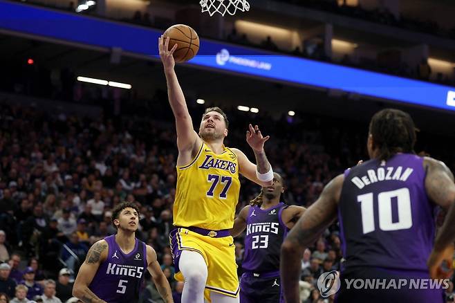 슛하는 루카 돈치치 [AFP=연합뉴스]