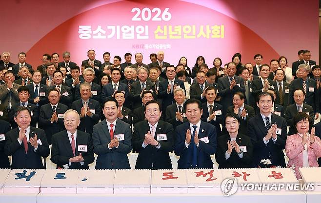 중소기업인 신년인사회 (서울=연합뉴스) 한종찬 기자 =더불어민주당 정청래 대표, 국민의힘 장동혁 대표, 김기문 중소기업중앙회 회장, 한성숙 중소벤처기업부 장관을 비롯한 참석자들이 13일 서울 영등포구 여의도 중소기업중앙회에서 열린 2026 중소기업인 신년인사회에서 떡케이크를 자른 뒤 기념촬영을 하고 있다. 2026.1.13 saba@yna.co.kr