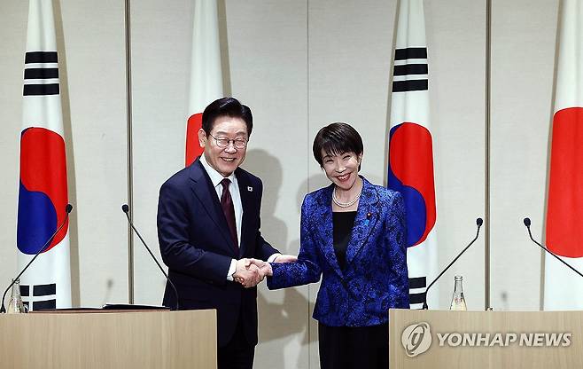 공동언론발표 마친 한일 정상 (나라=연합뉴스) 김도훈 기자 = 이재명 대통령과 다카이치 사나에 일본 총리가 13일 일본 나라현 정상회담장에서 공동언론발표 후 악수하고 있다. 2026.1.13 superdoo82@yna.co.kr