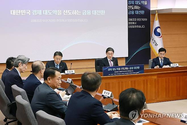 금융위원회 산하 금융유관기관 업무보고 (서울=연합뉴스) 이억원 금융위원장이 12일 서울 종로구 정부서울청사 별관에서 열린 금융위원회 산하 금융유관기관 업무보고에서 발언하고 있다. 2026.1.12 [금융위원회 제공. 재판매 및 DB 금지] photo@yna.co.kr