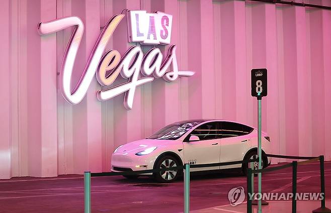 올해도 가동되는 베이거스 루프 (라스베이거스=연합뉴스) 김성민 기자 = 세계 최대 가전·정보기술(IT) 전시회 CES 2026을 앞둔 5일(현지시간) 미국 네바다주 라스베이거스 컨벤션센터(LVCC) 인근 베이거스 루프에서 테슬라 차량이 이동하고 있다. 2026.1.6 ksm7976@yna.co.kr