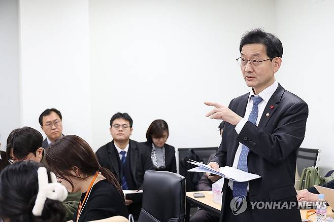 공소청·중대범죄수사청법안 입법예고 관련 기자간담회 (서울=연합뉴스) 국무총리 산하 검찰개혁추진단장인 윤창렬 국무조정실장이 12일 정부서울청사 창성별관에서 열린 공소청·중대범죄수사청법안 입법예고 관련 기자간담회에서 발언하고 있다. 2026.1.12 [국무총리실 제공. 재판매 및 DB 금지] photo@yna.co.kr