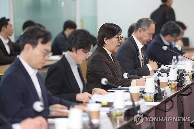 발언하는 정은경 보건복지부 장관 (서울=연합뉴스) 박동주 기자 = 정은경 보건복지부 장관이 13일 서울 서초구 국제전자센터에서 열린 제3차 보건의료정책심의위원회에서 발언하고 있다. 2026.1.13 pdj6635@yna.co.kr