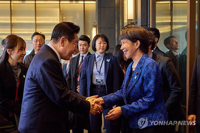 악수하는 한-일 정상 (나라=연합뉴스) 김도훈 기자 = 이재명 대통령이 13일 일본 나라현 회담장 앞에서 영접 나온 다카이치 사나에 일본 총리와 악수하고 있다. 2026.1.13 [공동취재 제공. 재판매 및 DB 금지] superdoo82@yna.co.kr