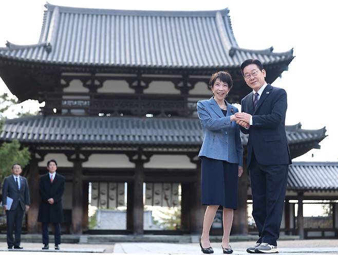 ▲ 이재명 대통령과 다카이치 사나에 일본 총리가 14일 일본 나라현 대표 문화유적지인 호류지(법륭사)에서 기념촬영을 하고 있다. /연합뉴스