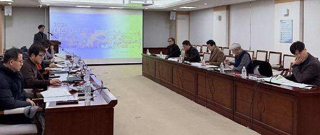대전시는 축제육성위원회의 심의를 거쳐 일류 관광도시 도약을 위한 '2026년 대전 대표축제'를 선정했다. 사진은 축제육성위원회의 심의 모습. 사진제공은 대전시