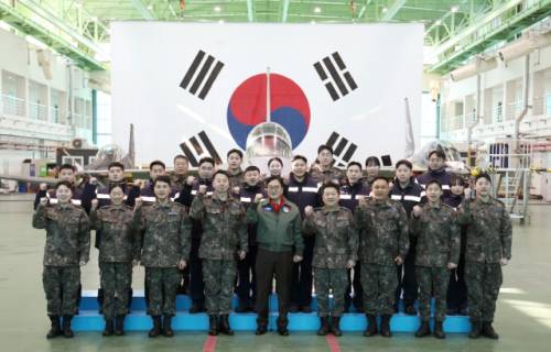 ◇우원식 국회의장이 14일 원주 공군 제8전투비행단을 방문해 장병들을 격려했다. 이날 방문에는 공군 공중전투사령관 채운기 소장, 제8전투비행단 단장 이긍규 준장, 송수환 국회 국방위원회 수석전문위원, 장병들이 함께했다. 국회의장실 제공.