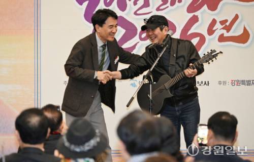14일 춘천 베어스호텔에서 열린 2026 강원자치도 문화예술인신년교례회 및 강원일보 신춘문예 시상식에서 축하공연을 위해 초청된 가수 임지훈씨와 팬심을 드러낸 김진태 도지사가 함께 무대에 올라 노래를 부르고 있다. 박승선기자