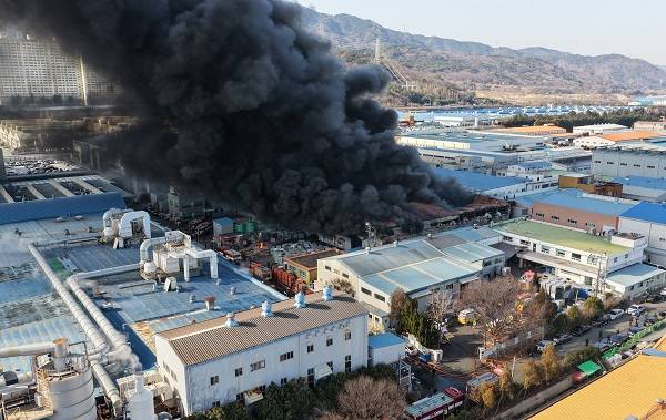 14일 창원 국가산업단지의 한 자동차부품 생산공장에서 대형 화재가 발생해 검은 연기가 확산되고 있다. 이 불로 소방당국은 대응 1단계를 발령해 진화에 나서 화재 발생 약 1시간 40분 만에 큰 불을 잡았다. 연합뉴스
