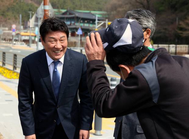 강대식 의원이 대구 동구 주민들과 반갑게 인사하고 있다.