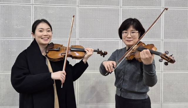 부산시립교향악단 바이올리니스트 배영주(오른쪽) 단원과 딸 권순지 단원이 13일 부산문화회관 내 부산시향 연습실에서 연주하는 포즈를 취하고 있다. 박석호 기자