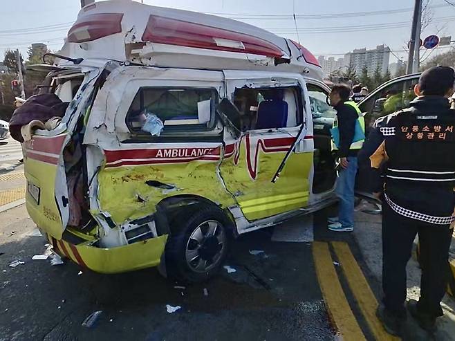 ▲ 사고로 파손된 구급차. 연합뉴스 TV 제공