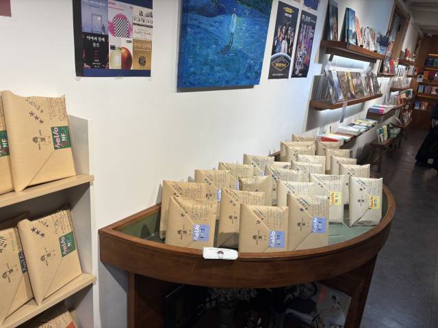 창원 성산구 서점 ‘텍스트힙’의 북큐레이션 모습.