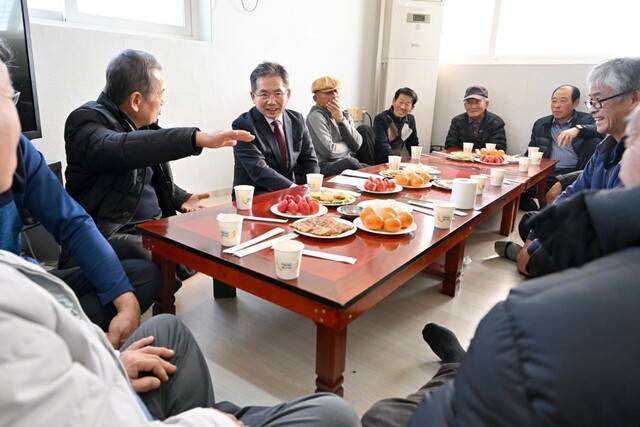 김진열 군위군수가 한 마을회관을 방문하고 좌담회를 갖고 있다. 군위군 제공