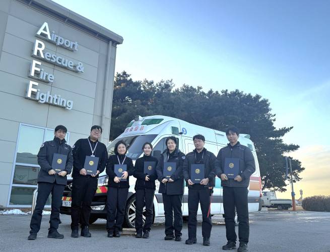 인천공항소방대 소속 구급대원들이 인천소방본부로부터 받은 '하트세이버(Heart Saver)' 인증서를 들고 기념 촬영을 하고 있다.