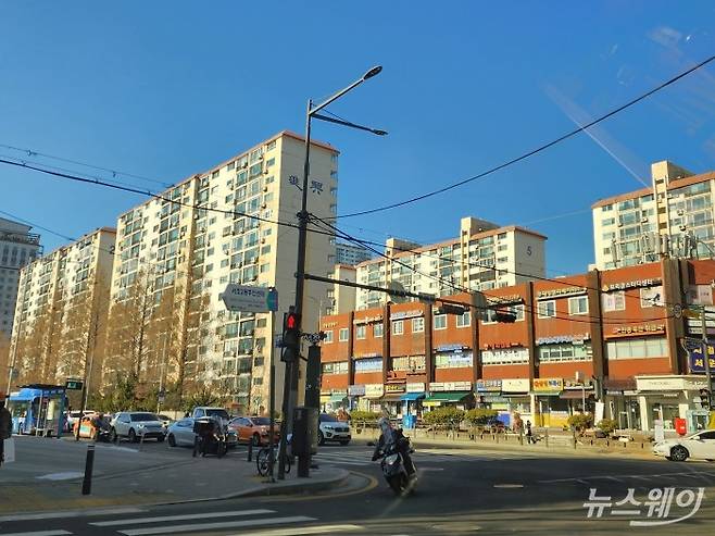 오는 20일 재건축사업 시공사 입찰 마감을 앞둔 서울 서초동 서초진흥아파트 모습. 사진=권한일 기자