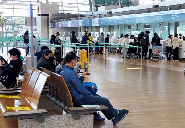 인천공항 1터미널에서 여행객들이 출국 수속을 밟고 있는 모습./사진=미디어펜 김상문 기자