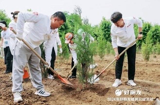 오리온 중국법인이 2024년 현지 공익기구와 협력해 나무 심기 행사를 진행했다. (사진 오리온)/뉴스펭귄