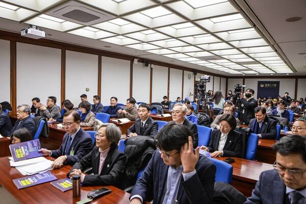 더불어민주당, 조국혁신당, 사회민주당, 기본소득당, 진보당 소속 의원들이 13일 서울 여의도 국회도서관 소강당에서 공동 주최한 '바람직한 검찰개혁을 위한 긴급토론회'. 2026.1.13. 이호 작가