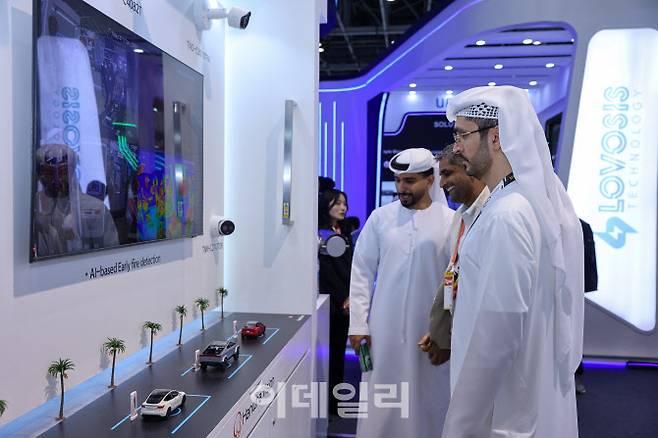 한화비전의 산업 현장 특화 안전 솔루션을 살펴보고 있는 관람객들. (사진=한화비전)