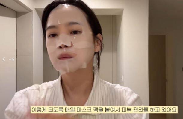 윤승아가 마스크팩을 하고 있다. 사진=유튜브 채널 '승아로운' 영상 캡처
