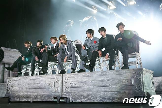 방탄소년단(BTS) 슈가(왼쪽부터), 정국, 제이홉, RM, 뷔, 진, 지민이 29일 오후 서울 송파구 잠실 올림픽 주경기장에서 열린 '러브 유어셀프: 스피크 유어셀프 [더 파이널] (LOVE YOURSELF: SPEAK YOURSELF [THE FINAL])‘ 콘서트에 출연해 화려한 공연을 선보이고 있다. (빅히트 제공) 2019.10.29/뉴스1 ⓒ News1 권현진 기자