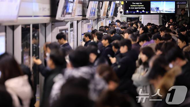 서울역에서 시민들이 지하철을 이용해 출근하고 있다. 2026.1.13/뉴스1 ⓒ News1 이호윤 기자