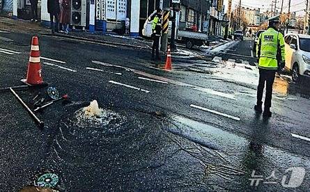 14일 오후 3시 30분쯤 강원 원주시 학성동 모범약국 앞 삼거리 주변의 한 상수관로가 파열돼 안전 조치가 이뤄지고 있다. (원주시 제공. 재판매 및 DB금지) 2026.1.14/뉴스1