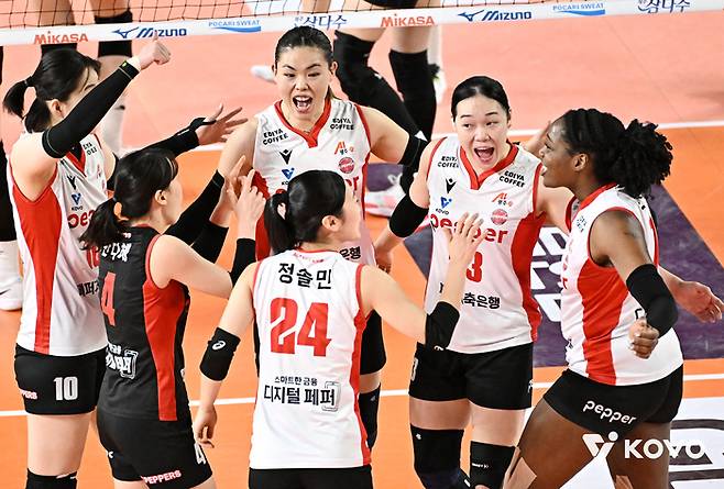 기뻐하는 페퍼저축은행 선수들. 제공 | 한국배구연맹