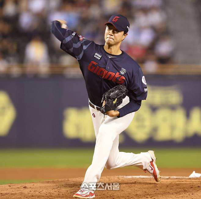롯데 투수 윤성빈이 20일 서울 잠실구장에서 열린 2025 KBO리그 LG와 경기 8회 역투하고 있다. 잠실 | 최승섭기자 thunder@sportsseoul.com