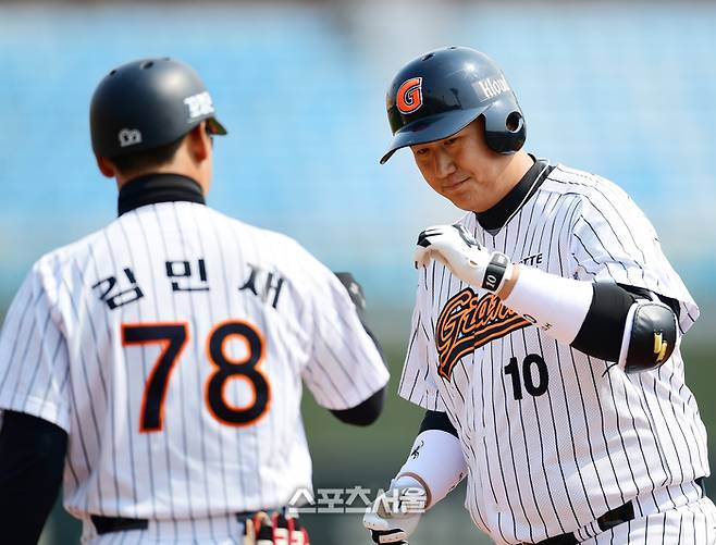 사직야구장에서 열린 2017 프로야구 시범경기 롯데와 LG 경기에서 롯데 이대호가 1회말 1사3루 좌중간 1타점 안타를 친 후 김민재 코치와 하이파이브를 하고 있다. 사직 | 최승섭기자 thunder@sportsseoul.com