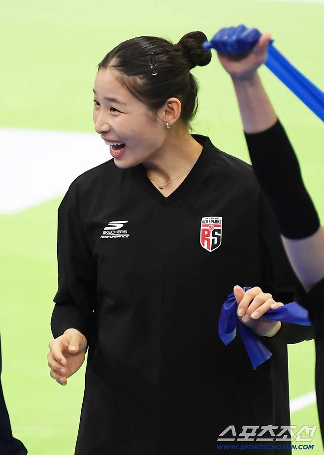 25일 수원체육관에서 열린 V리그 현대건설과 정관장의 경기. 정관장 인쿠시가 현대건설 자스티스와 인사를 나누고 있다. 수원=박재만 기자 pjm@sportschosun.com/2025.12.25/