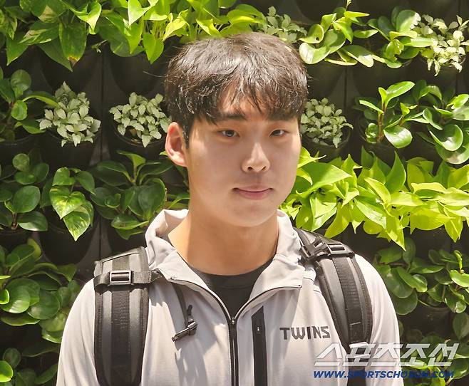 인천공항 인터뷰에 임한 추세현. 김영록 기자