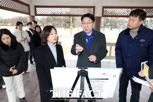 14일 우범기 전주시장이 '2026 대한민국 전주정원산업박람회'가 열리게 될 덕진공원 현장을 점검하고 있다. /전주시