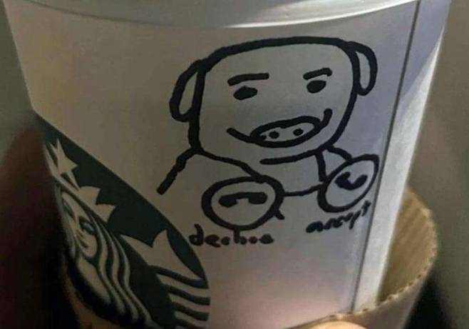 돼지 그림이 그려진 스타벅스 커피잔. LA카운티 보안관 SNS