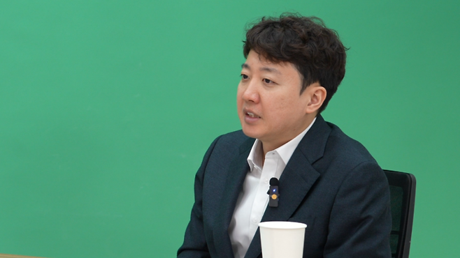 이준석 개혁신당 대표가 14일 아침 9시 아시아경제 '소종섭의 시사쇼'에 출연해 인터뷰 하고 있다.