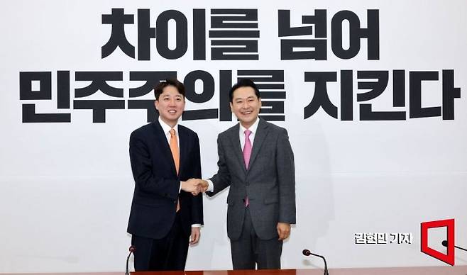 장동혁 국민의힘 대표(오른쪽)와 이준석 개혁신당 대표가 지난 13일 국회에서 만나 악수하고 있다.  김현민 기자