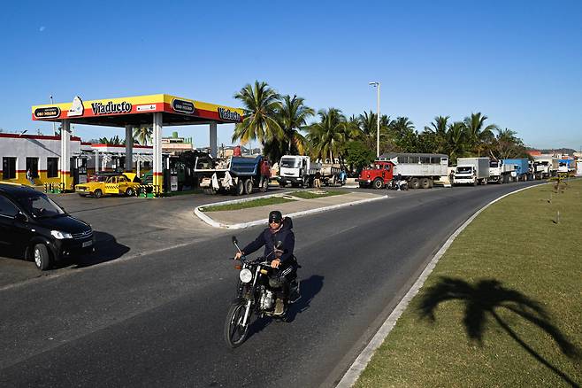 미국의 니콜라스 마두로 베네수엘라 대통령 체포 4일 후인 지난 7일, 쿠바 마탄사스의 한 주유소 앞에서 급유를 기다리는 차들이 줄을 서있다. 쿠바는 베네수엘라에서 원유를 저가로 공급받아 왔는데, 미국이 베네수엘라 연계 유조선들을 압류하면서 쿠바가 큰 타격을 받고 있다./로이터 연합뉴스
