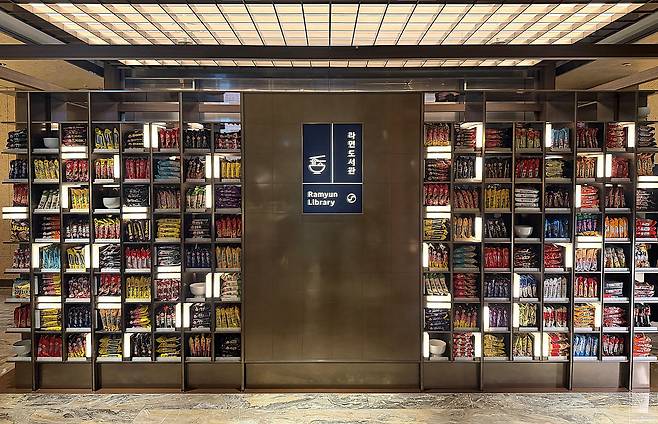 인천공항 T2 대한항공 프레스티지 라운지 ‘라면 라이브러리’ 전경. /오뚜기 제공