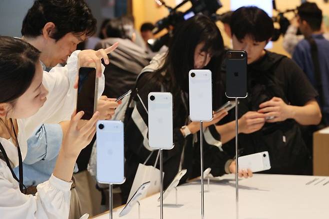 휴대폰 가격과 수리비가 가파르게 오르면서 휴대폰보험을 바라보는 소비자 인식도 달라지고 있다.ⓒ연합뉴스