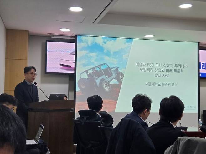 최준원 서울대 교수가 14일 국회에서 박상혁 의원실이 주최한 '테슬라FSD국내 상륙과 우리나라 미래 모빌리티 산업의 미래' 토론회에서 발언하고 있다. ⓒ데일리안 정진주 기자