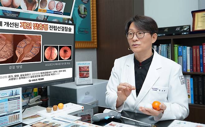 전립선비대증 프로게이터 수술 과정을 설명하고 있는 스탠탑비뇨의학과의원 김도리 대표원장. 스탠탑비뇨의학과의원 제공