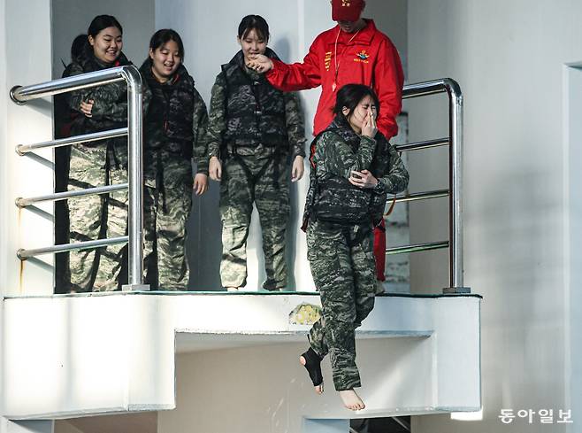 13일 오전 경북 포항시 해병대 훈련장 일대에서 열린 2026년 겨울 해병대 캠프에서 참가자들이 비상 상황 시 함정에서 벗어나는 이함 훈련을 진행하며 물속으로 뛰어들고 있다. 포항=이한결 기자 always@donga.com